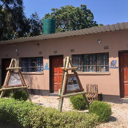 A Pousada Lusaka Backpackers Exterior foto