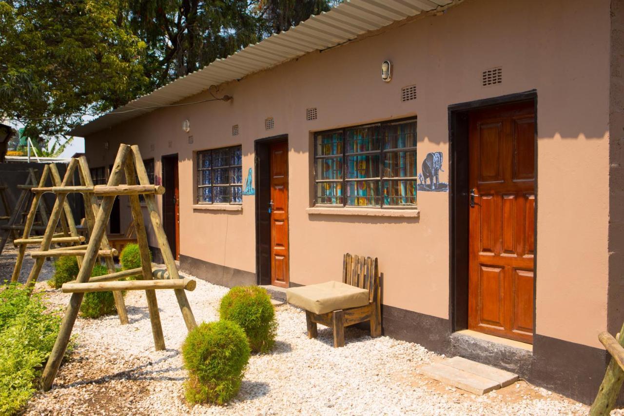 A Pousada Lusaka Backpackers Exterior foto